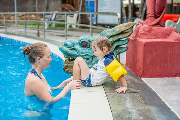 Mãe e filho mais velho em uma piscina . — Fotografia de Stock