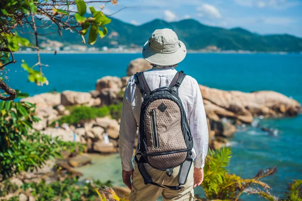 Man traveler look at Hon Chong cape — Stock Photo, Image