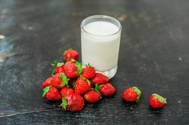 çilek ve bir bardak süt 