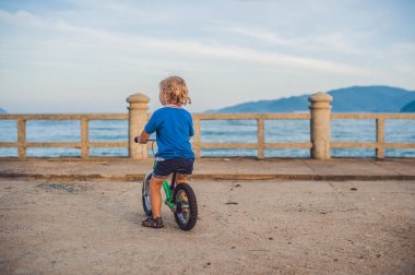 sarışın çocuk çocuk sürüş