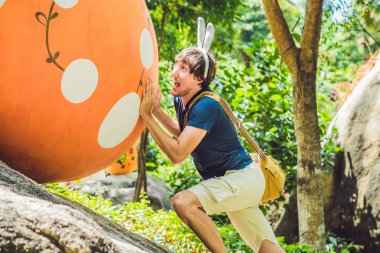 Adam Nha Trang tavşan kulaklı