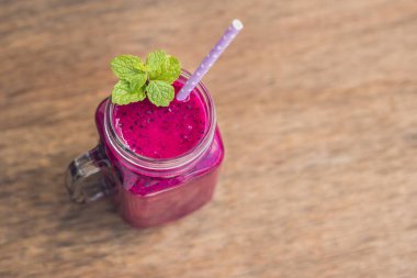 Kırmızı organik dragon meyve güler yüzlü