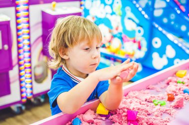 Kinetik kumla oynayan çocuk