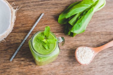 Mason kavanoza kupa ıspanak ile dolu