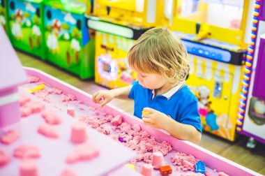 Kinetik kumla oynayan çocuk