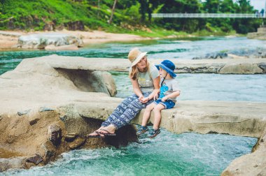 Köprüde oturan Anne ve genç oğlu 