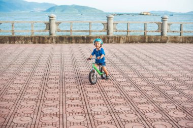 sarışın çocuk çocuk sürüş