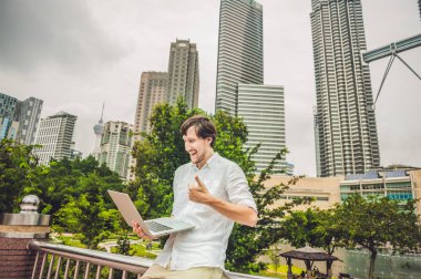 işadamı veya öğrenci ben dizüstü bilgisayar kullanarak