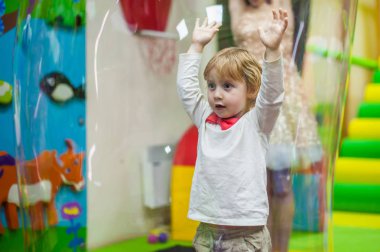 Çocuk sabun köpüğü arasında duruyor