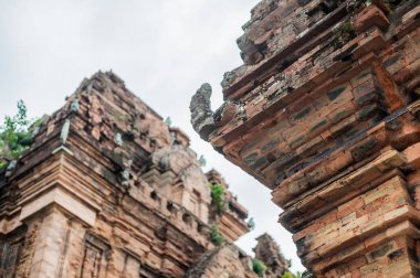 Eski tuğla cham kuleler Nha Trang içinde