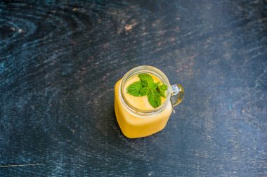 Mango smoothie bir cam Mason kavanoz 