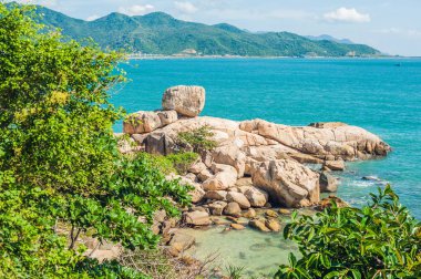 Tatlım Chong cape, Bahçe taş