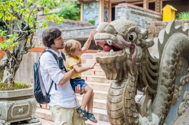 Baba ve oğul uzun oğlu Pagoda içinde