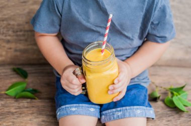 Çocuk içme sulu güler yüzlü