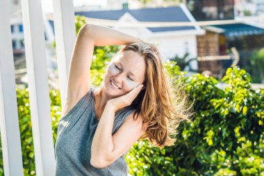 Göz yamalar ile Kızıl saçlı kadın