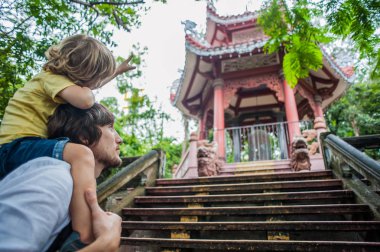Baba ve oğul uzun oğlu Pagoda içinde