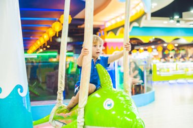  Çocuk atlıkarınca binmek heyecan