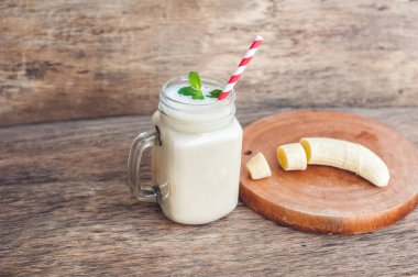 Muz eski ahşap arka plan üzerinde kokteyl