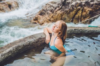 Kadında kaplıca havuzu rahatlatıcı 