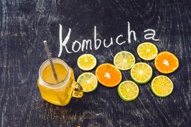 Ev yapımı fermente ham Kombucha çayı 