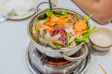Vietnamca çorba ile karides güveç