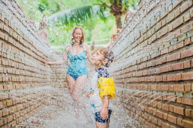 Anne ve oğlu masaj duş 