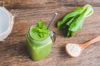 Mason kavanoza kupa ıspanak ile dolu