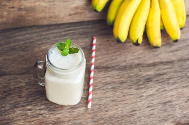 Muzlu kokteyl ve taze muz