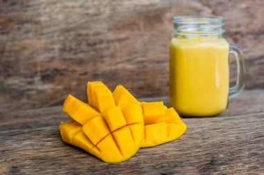 Mango smoothie bir cam Mason kavanoz 