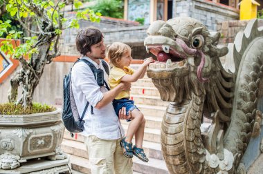 Baba ve oğul uzun oğlu Pagoda içinde
