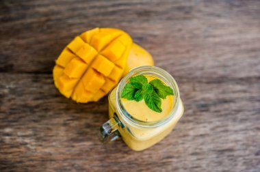 Mango smoothie bir cam Mason kavanoz 