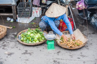 Vietnam kadın piyasada mal satan