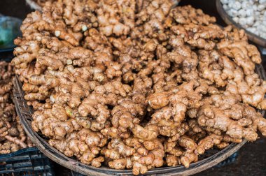 Hasır sepet içinde zencefil 