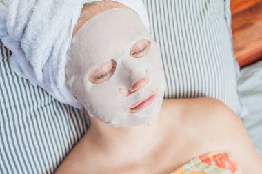 Kızıl saçlı kadın yatağa rahatlatıcı