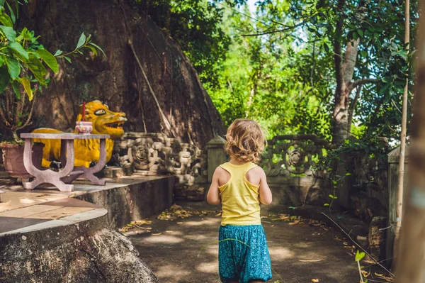 Chlapec v buddhistickém chrámu ve Vietnamu — Stock fotografie