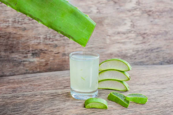 Aloe vera κομμάτια και τζελ αλόης — Φωτογραφία Αρχείου