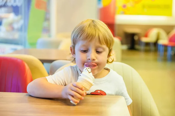 Niño comiendo helado de vainilla — Foto de Stock