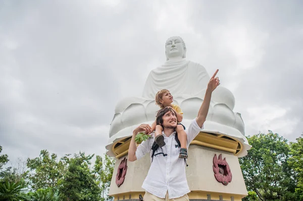 Papà e figlio in Long Son Pagoda — Foto Stock