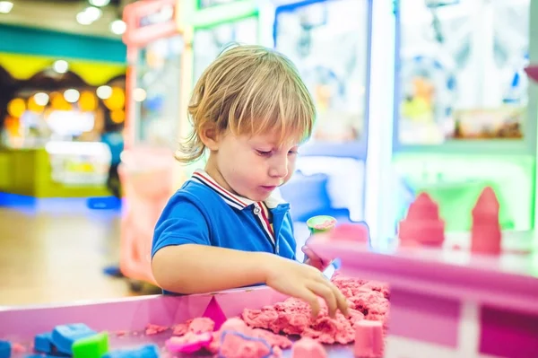 Junge spielt mit kinetischem Sand — Stockfoto