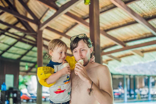 Padre e figlio mangiare gelato — Foto Stock