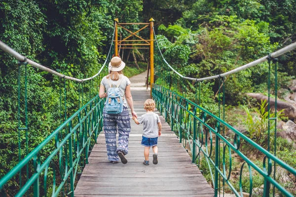 Matka a syn jdou na visutý most — Stock fotografie