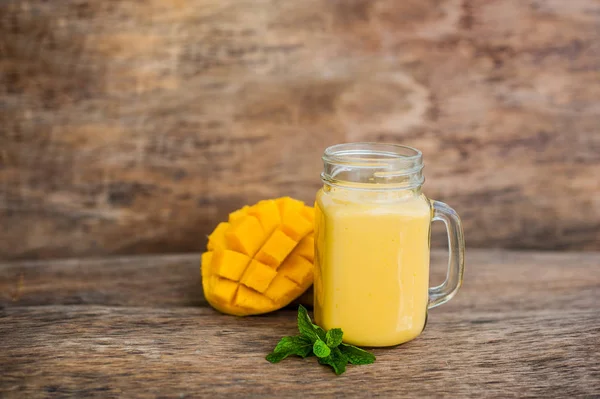 Egy pohár befőttesüvegbe Mango smoothie — Stock Fotó