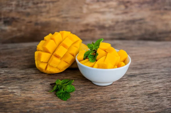 Mango fruit and mango cubes — Stock Photo, Image