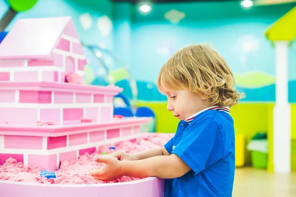 Junge spielt mit kinetischem Sand — Stockfoto