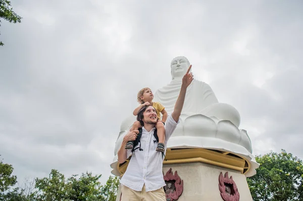 Padre e hijo en Long Son Pagoda — Foto de Stock