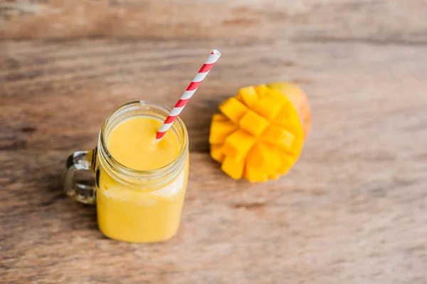 Saftiger Smoothie aus Mango — Stockfoto