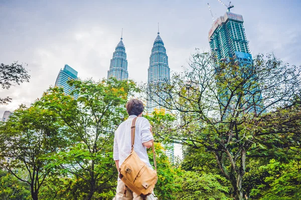 Mann blickt auf die Petronas-Zwillingstürme — Stockfoto