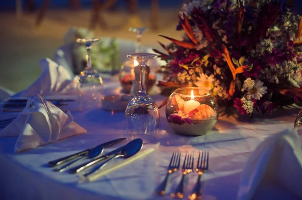 Romantic dinner setting on the beach — Stock Photo, Image