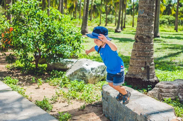 Niño con el sombrero de piedra — Foto de Stock
