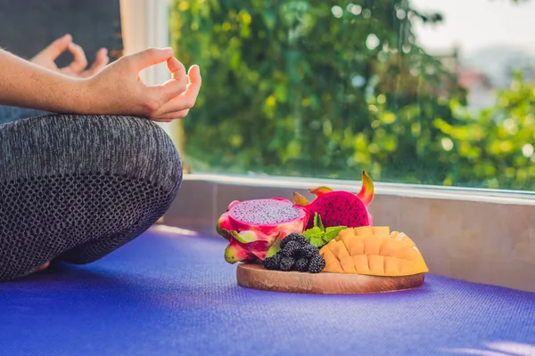 Femme méditant dans une pose de yoga — Photo